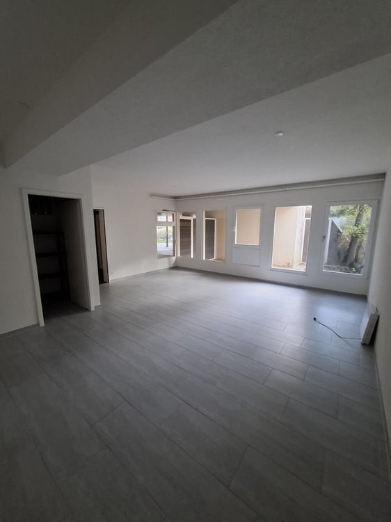 Totalsanierte teilmöbilierte 2.5-Z'Wohnung 8