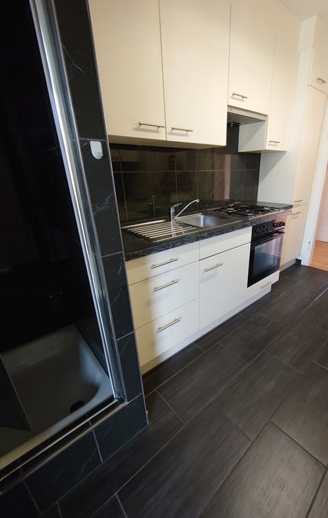 Charmante 1-Zimmerwohnung mit geschlossenem Balkon an der Schlossgasse 15, Basel 2