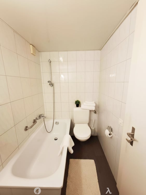 Neuwertige unmöblierte 3.5 Zimmerwohnung zentral in Biel 7