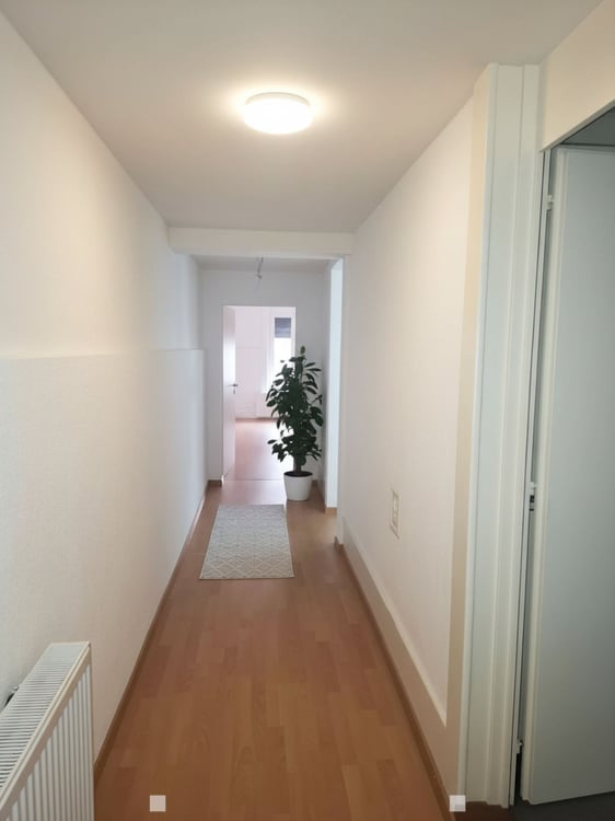Neuwertige unmöblierte 3.5 Zimmerwohnung zentral in Biel 6