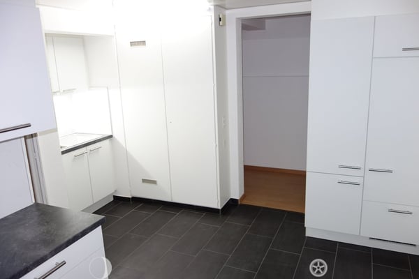 Neuwertige unmöblierte 3.5 Zimmerwohnung zentral in Biel 4