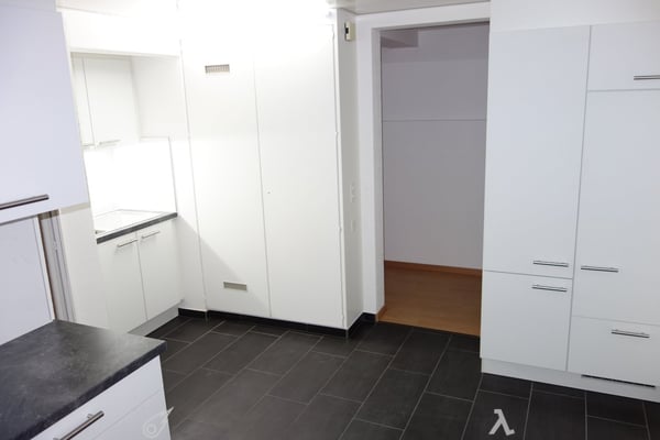 Neuwertige unmöblierte 4.5 Zimmerwohnung zentral in Biel 4
