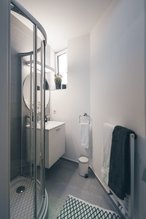 Spacious 1-bedroom apartment with balcony and weekly cleaning service for rent 8