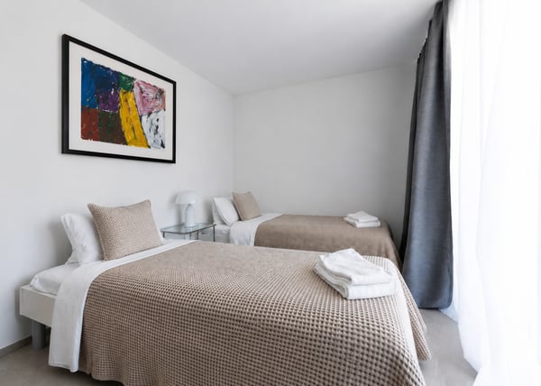 Furnished 2-Bedroom Apartment Zurich Wiedikon – central, Balcony & cleaning Servic 11