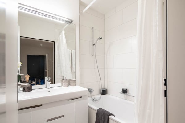 Modern Furnished 3.5-Room Apartment in Zürich's Prestigious 8008 District 11