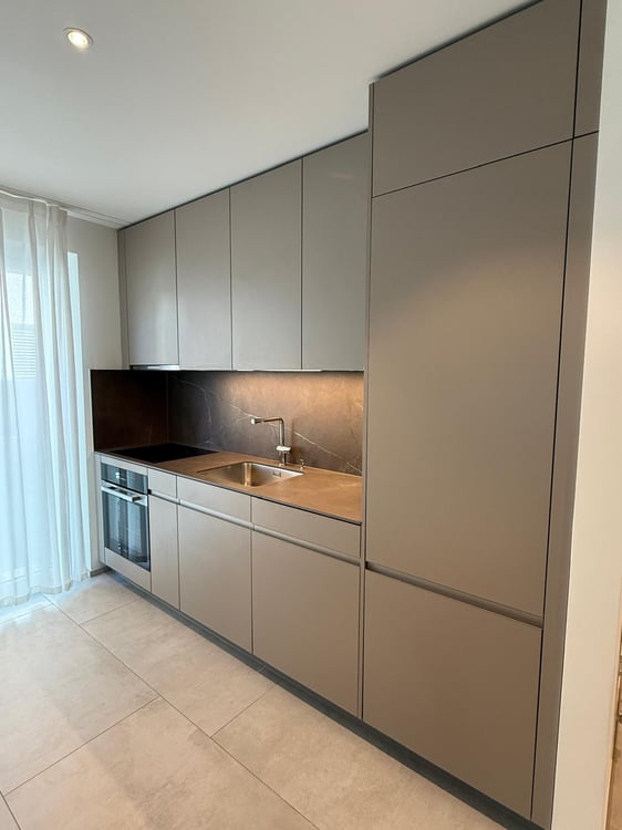 Moderne und grosszügige 2.5 Zimmerwohnung mit grossem Balkon an zentraler Lage 2