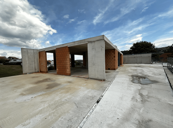 Attikawohnung mit 120 m² Terrasse und Blick ins Grüne und übers Suhrental 1