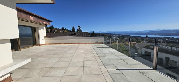 Geniessen Sie ein exklusives Wohnambiente mit einem Weitblick, der von der Stadt Zürich über den Zürichsee bis in die Ferne reicht! 12