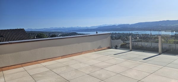 Geniessen Sie ein exklusives Wohnambiente mit einem Weitblick, der von der Stadt Zürich über den Zürichsee bis in die Ferne reicht! 11