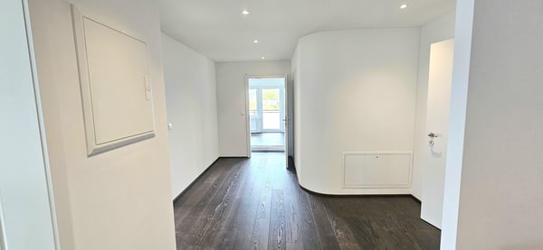 Geniessen Sie ein exklusives Wohnambiente mit einem Weitblick, der von der Stadt Zürich über den Zürichsee bis in die Ferne reicht! 8