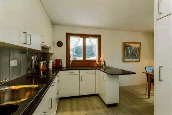 1.5-Zimmer mit Engadiner Ambiente und Cheminée in Zuoz 4