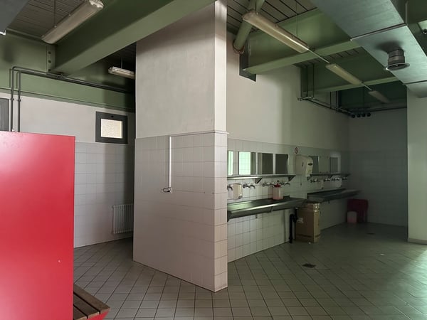 Ampia superficie commerciale e logistica in posizione strategica a Barbengo 12