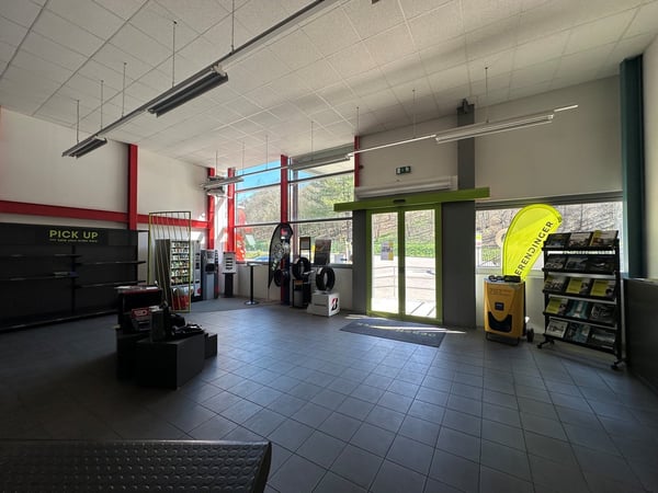 Ampia superficie commerciale e logistica in posizione strategica a Barbengo 4
