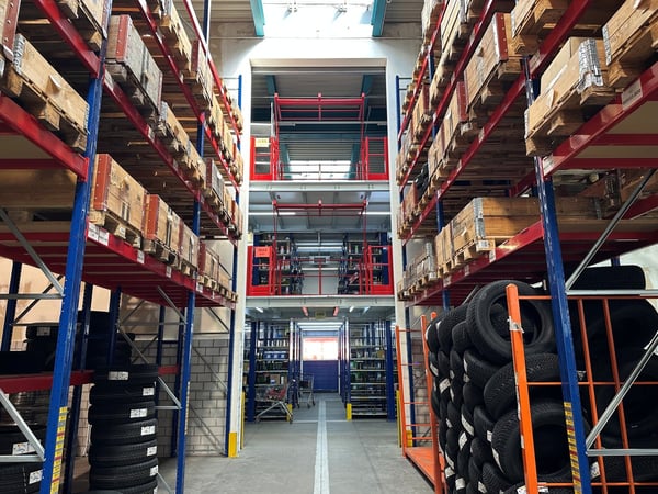 Ampia superficie commerciale e logistica in posizione strategica a Barbengo 9