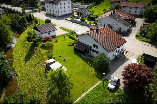 Gepflegtes Flarzhaus mit Landparzelle 3