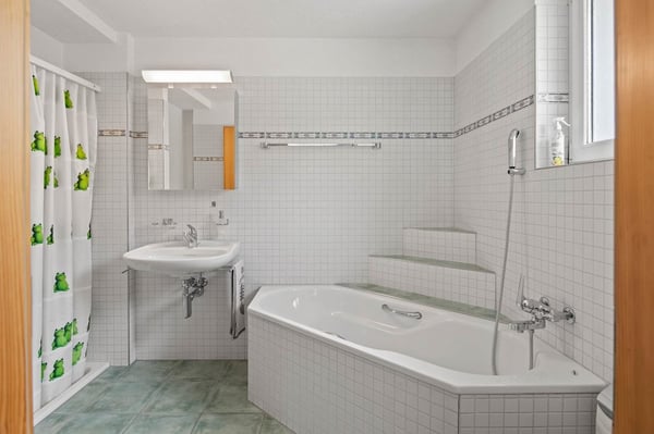 Gepflegtes Flarzhaus mit Landparzelle 9