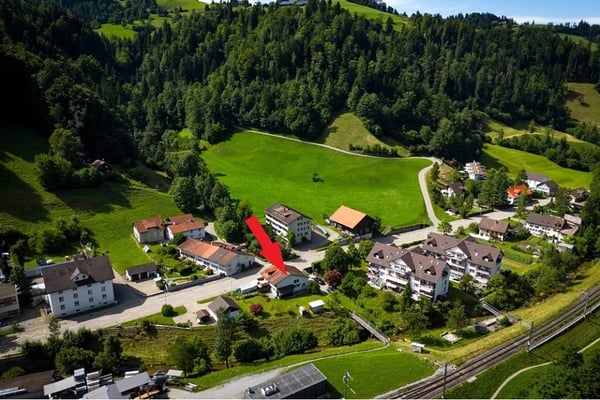 Gepflegtes Flarzhaus mit Landparzelle 2