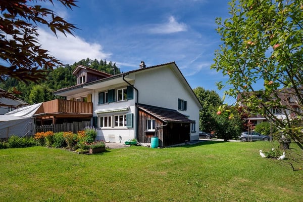 Gepflegtes Flarzhaus mit Landparzelle 1