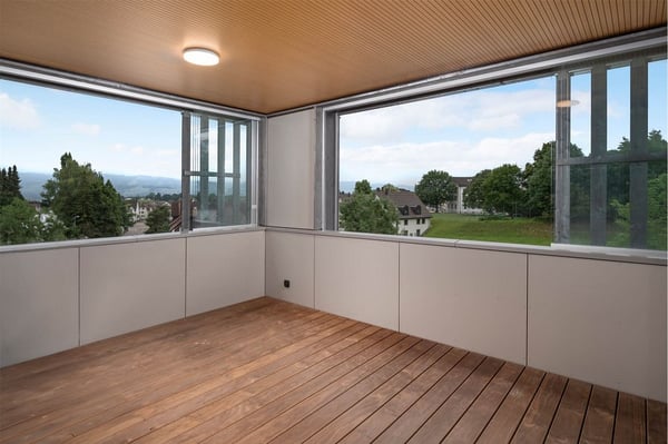Neuwertige, moderne Wohnung mit verglaster Loggia und schöner Fernsicht 2