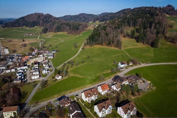 Viel Platz an schöner Lage mit Aussicht über Bäretswil 11