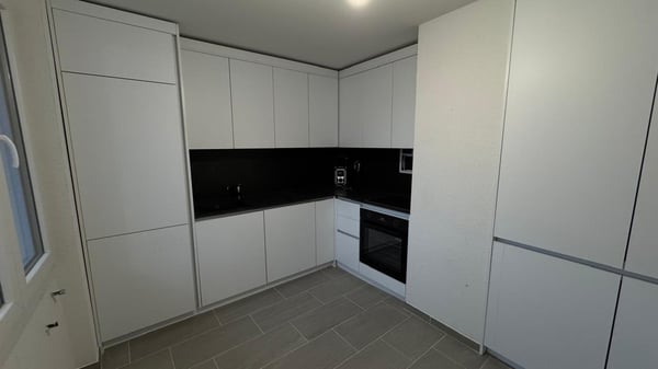 Spacieux appartement rénové de 1 pièces avec balcon à Sion 2