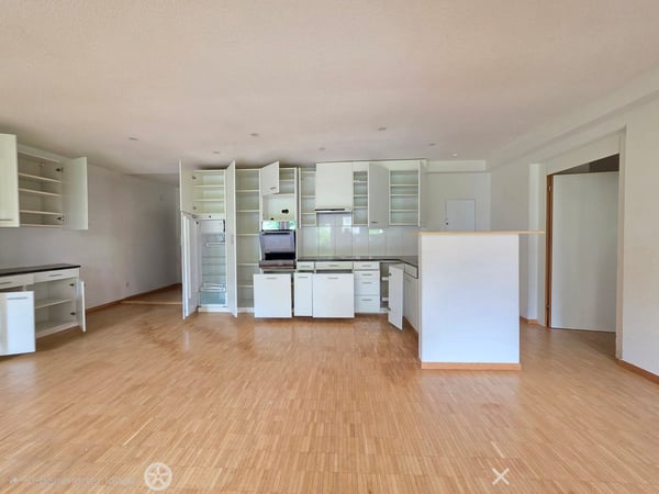 Grosszügige, gut gepflegte 6-Zimmer-Wohnung mit eigenem Vorgarten! 2