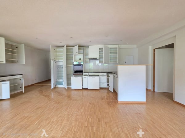 Grosszügige, gut gepflegte 5-Zimmer-Wohnung mit eigenem Vorgarten! 2