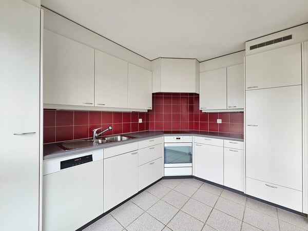 Grosszügige und helle 4.5 ZWG per sofort zu vermieten 2