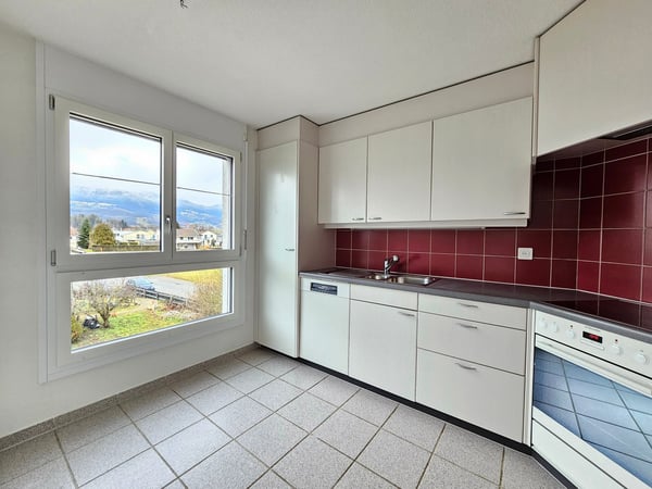 Grosszügige und helle 4.5 ZWG per sofort zu vermieten 18