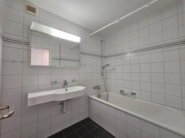 Grosszügige und helle 4.5 ZWG per sofort zu vermieten 13