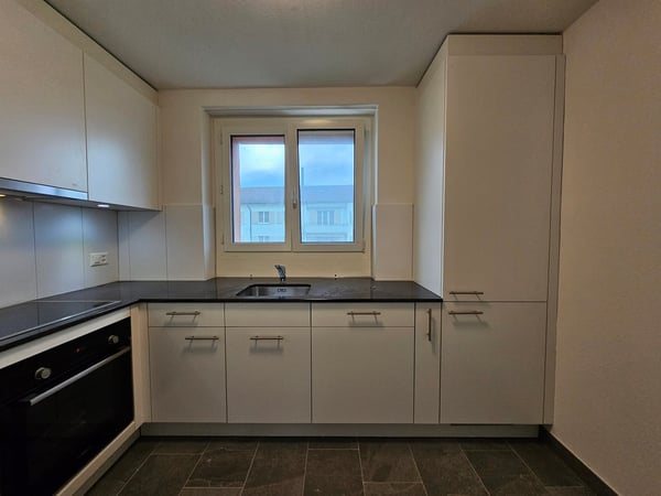 Helle 4-Zimmer-Wohnung mit Balkon und schöner Aussicht in Arbon 2