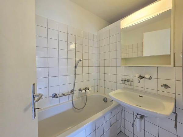 Charmante 4-Zimmer-Wohnung mit Balkon und Bergblick in Thusis 5