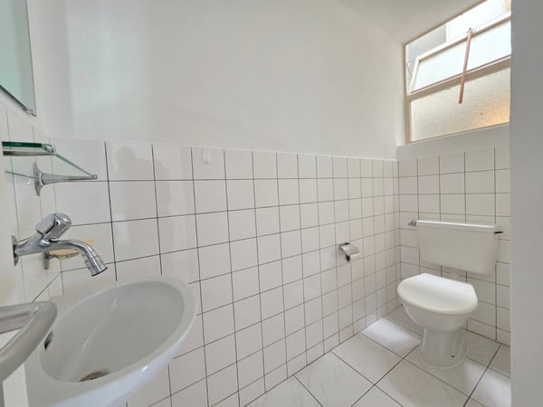 Charmante 4-Zimmer-Wohnung mit Balkon und Bergblick in Thusis 9