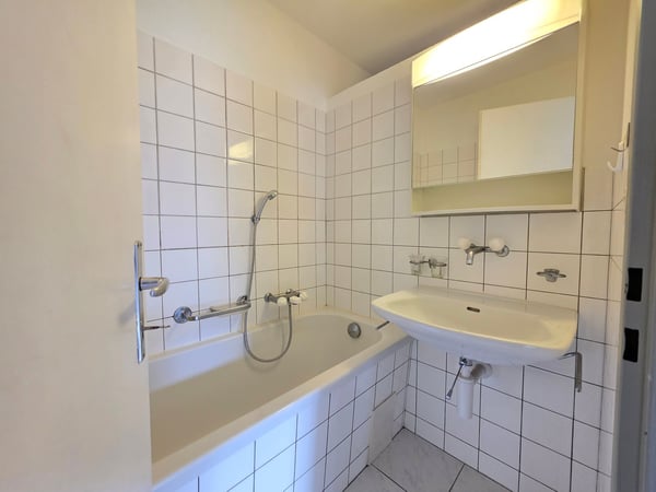 Charmante 4-Zimmer-Wohnung mit Balkon und Bergblick in Thusis 6