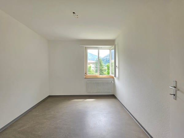 Charmante 4-Zimmer-Wohnung mit Balkon und Bergblick in Thusis 13