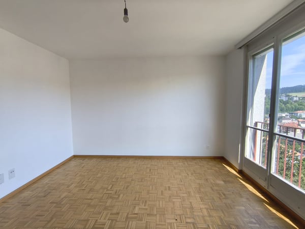 Appartement entièrement repeint lumineux de 3 pièces avec vue, au 4ème étage à Le Locle 13