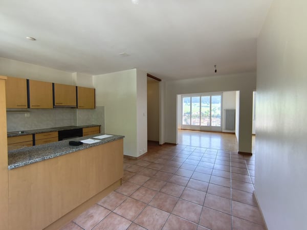 Appartement entièrement repeint lumineux de 3 pièces avec vue, au 4ème étage à Le Locle 2