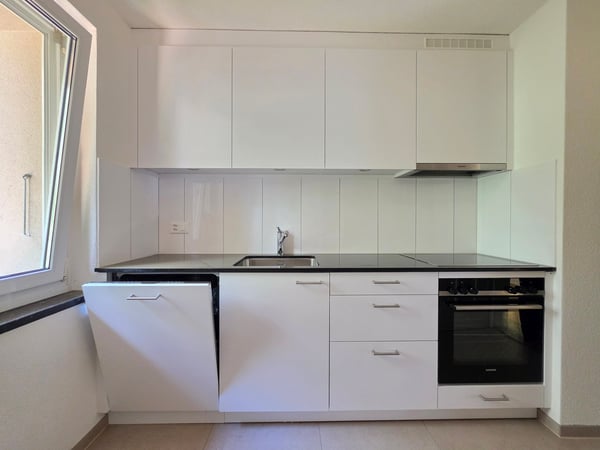 Charmante 4-Zimmer-Wohnung mit Balkon in Biel zu vermieten! 3
