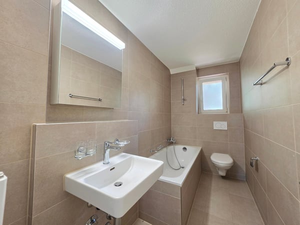 Charmante 4-Zimmer-Wohnung mit Balkon in Biel zu vermieten! 4