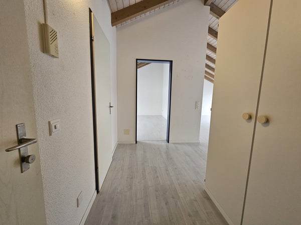Heimelige, grossflächige Dachwohnung! 12