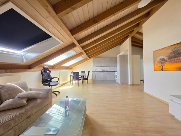Heimelige, grossflächige Dachwohnung! 10