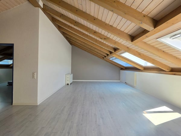 Heimelige, grossflächige Dachwohnung! 7
