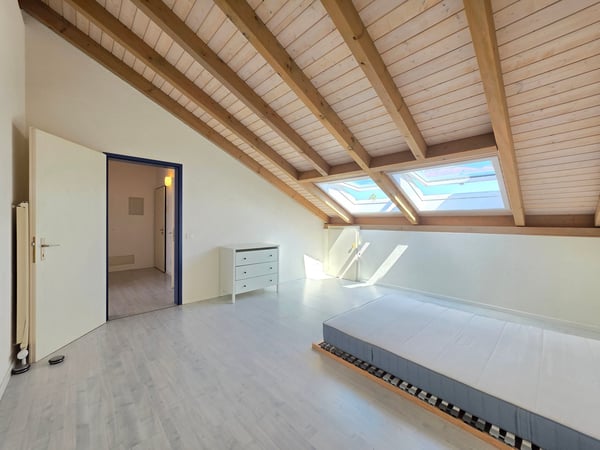 Heimelige, grossflächige Dachwohnung! 9