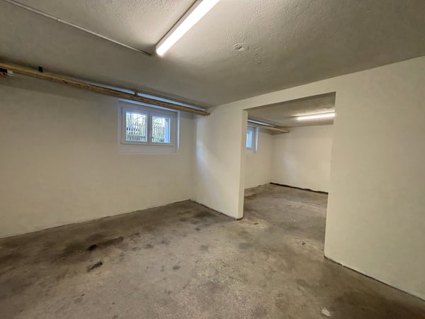 Praktisches Laden-/Bürolokal mit grosszügiger Fensterfront 12