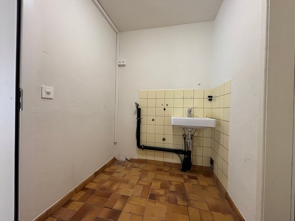 Praktisches Laden-/Bürolokal mit grosszügiger Fensterfront 9