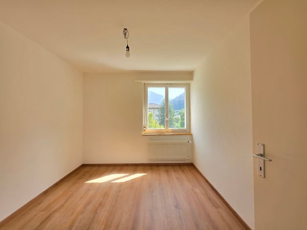 Sanierte 4-Zimmer-Wohnung mit Balkon in Thusis 11