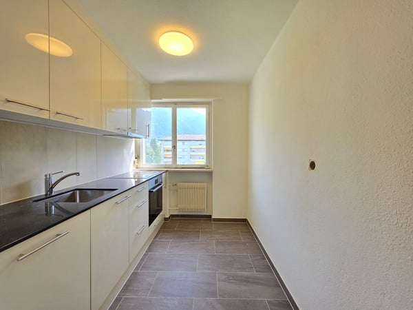 Sanierte 4-Zimmer-Wohnung mit Balkon in Thusis 2