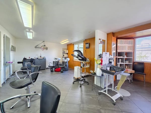Attraktives Gewerbelokal für Coiffeur oder Detailhandel zu vermieten! 2
