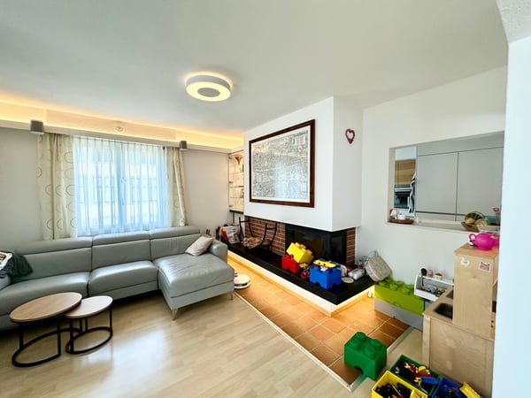 Stilvolle 4-Zimmer-Altbauwohnung mit Balkon in Zürich-Oerlikon 5