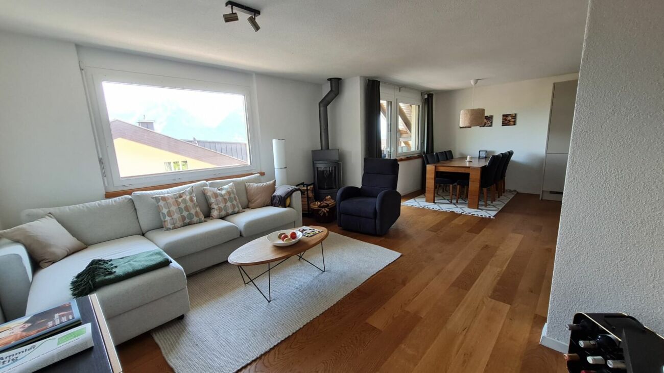 Möblierte 2.5-Zi. Wohnung in Amden: Traum-Bergblick, eigener E-Parkplatz & grosser Estrich (fester Zweitwohnsitz)